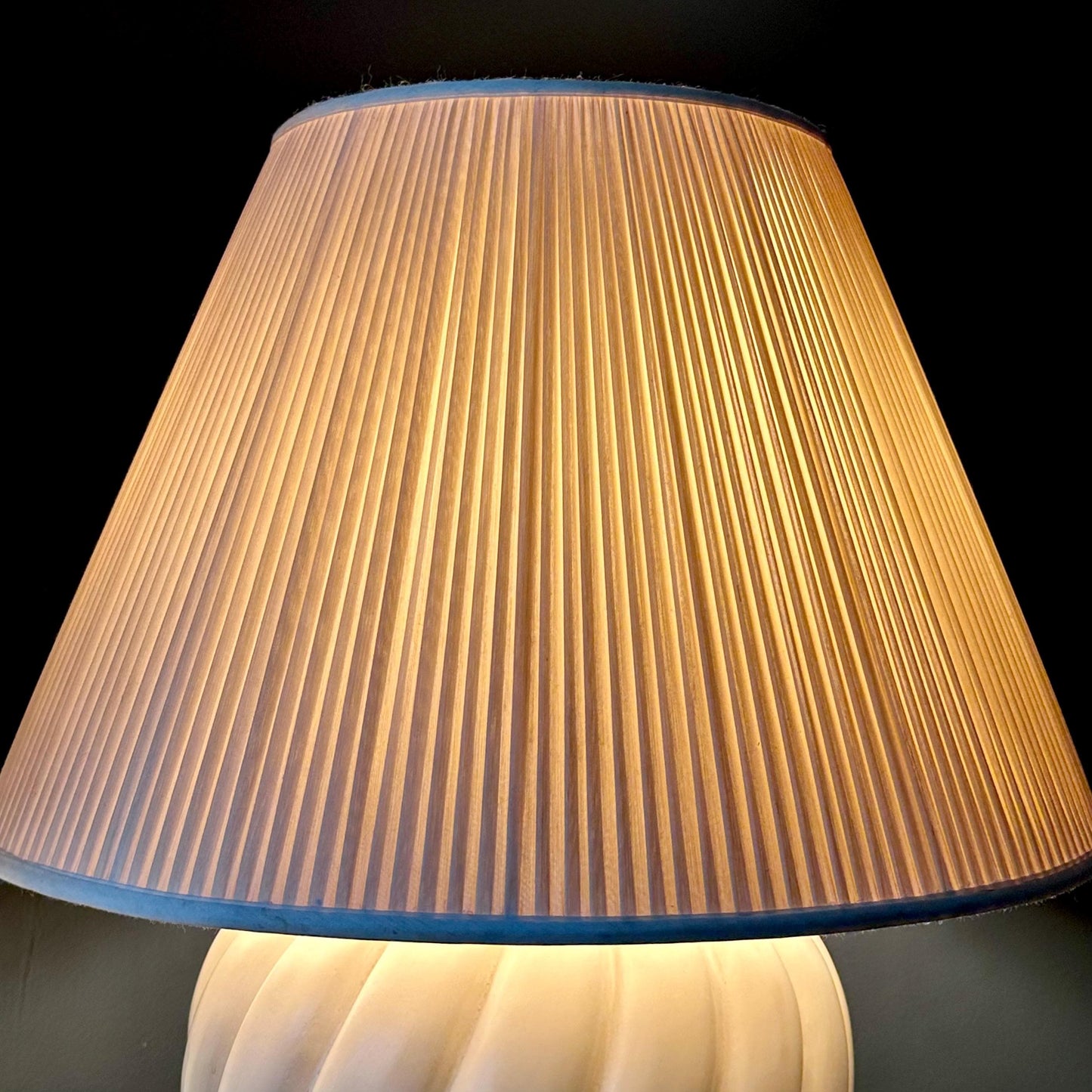 Vintage Swirl Ceramic Table Lamp with Pleated Shade – Mid-Century Modern Lighting