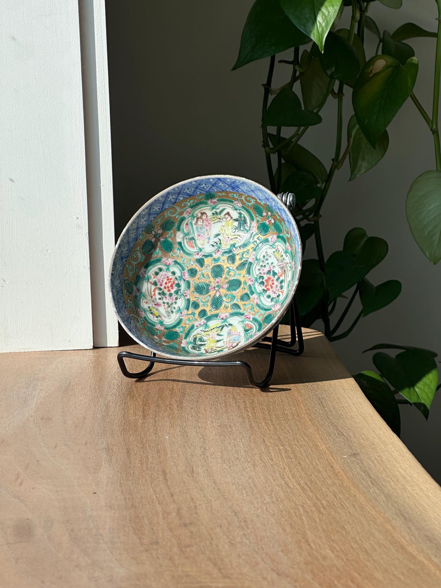 Antique Famille Rose Chinese Porcelain Bowl – Hand-Painted Gilt Floral & Figure Motifs