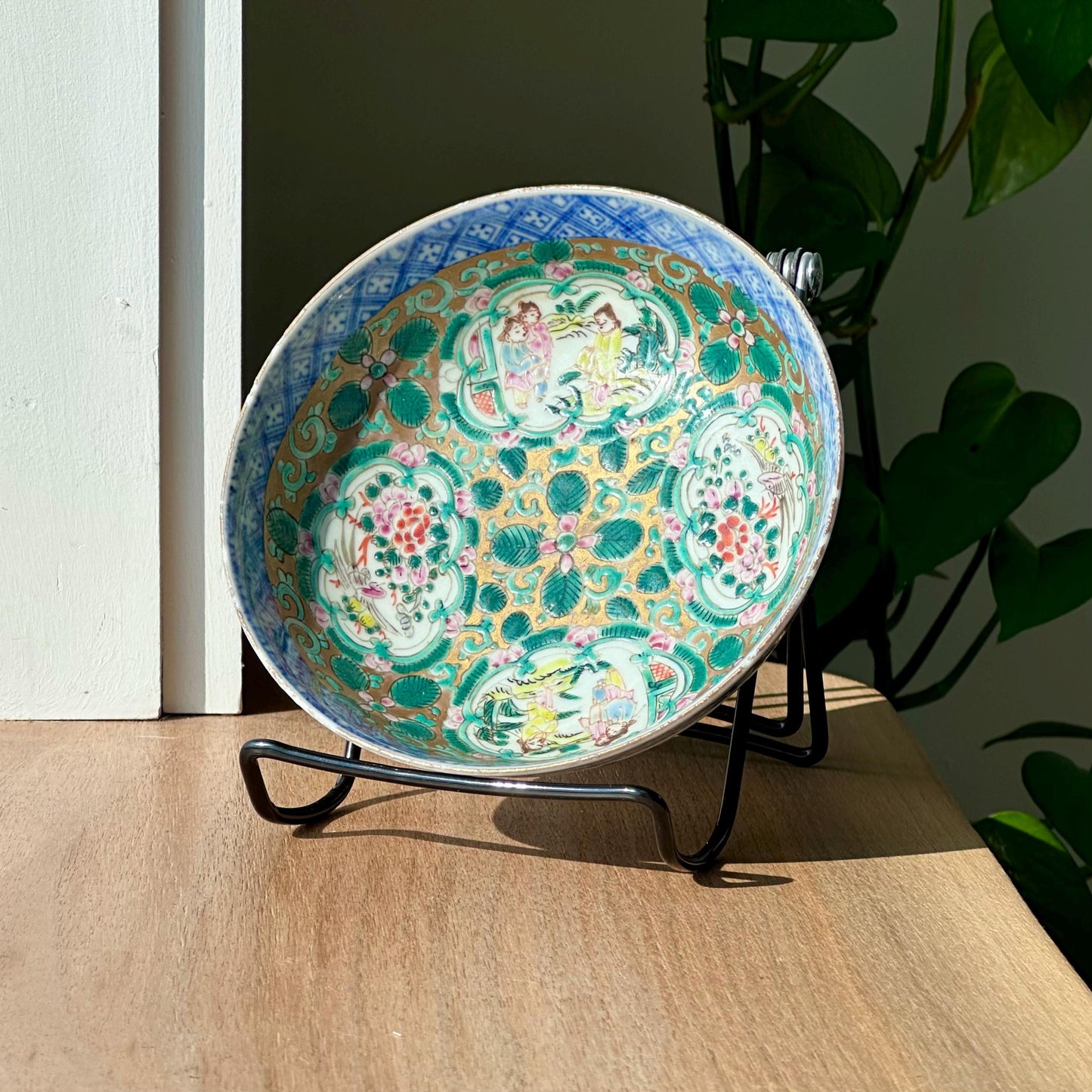 Antique Famille Rose Chinese Porcelain Bowl – Hand-Painted Gilt Floral & Figure Motifs