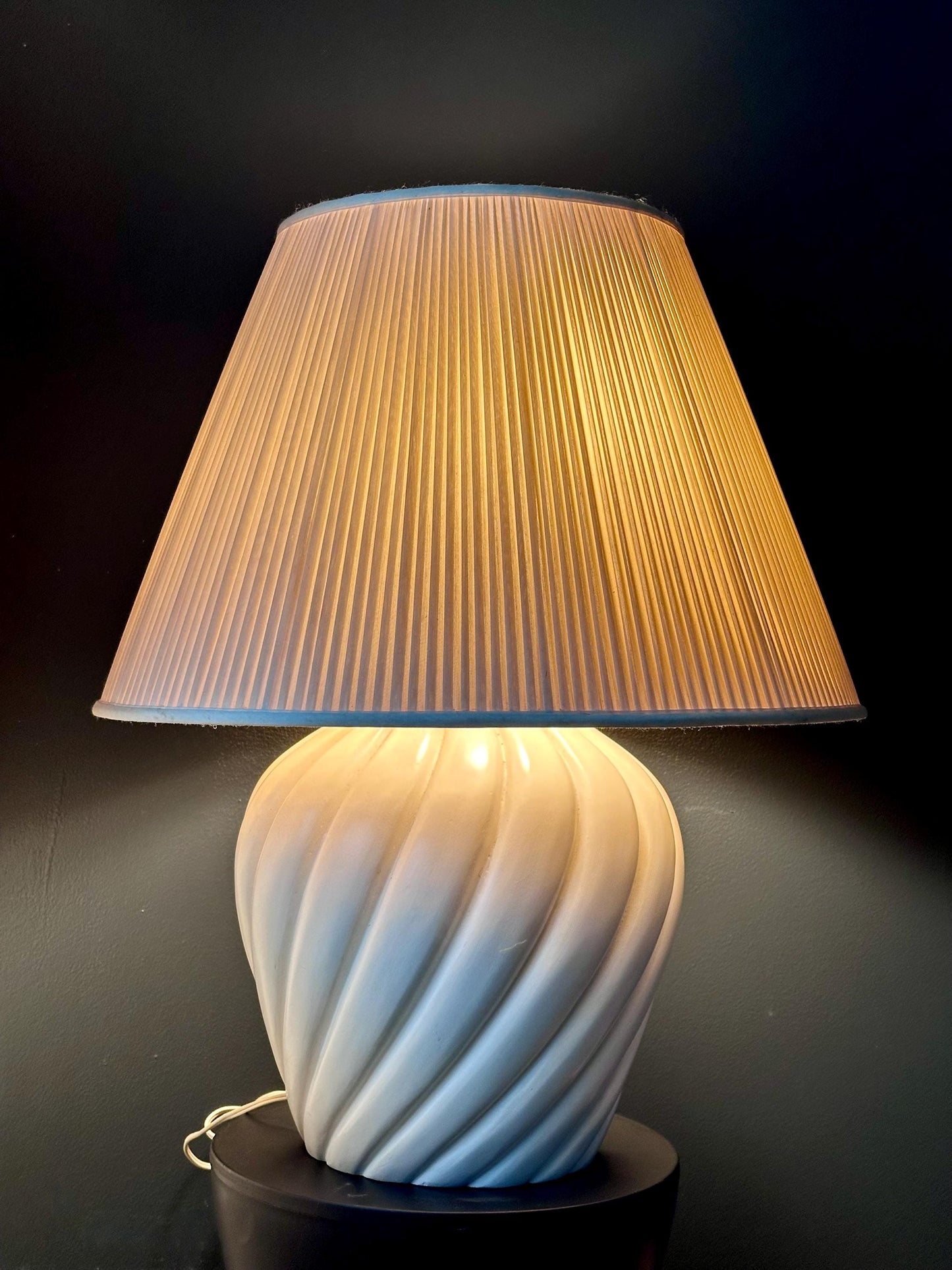 Vintage Swirl Ceramic Table Lamp with Pleated Shade – Mid-Century Modern Lighting