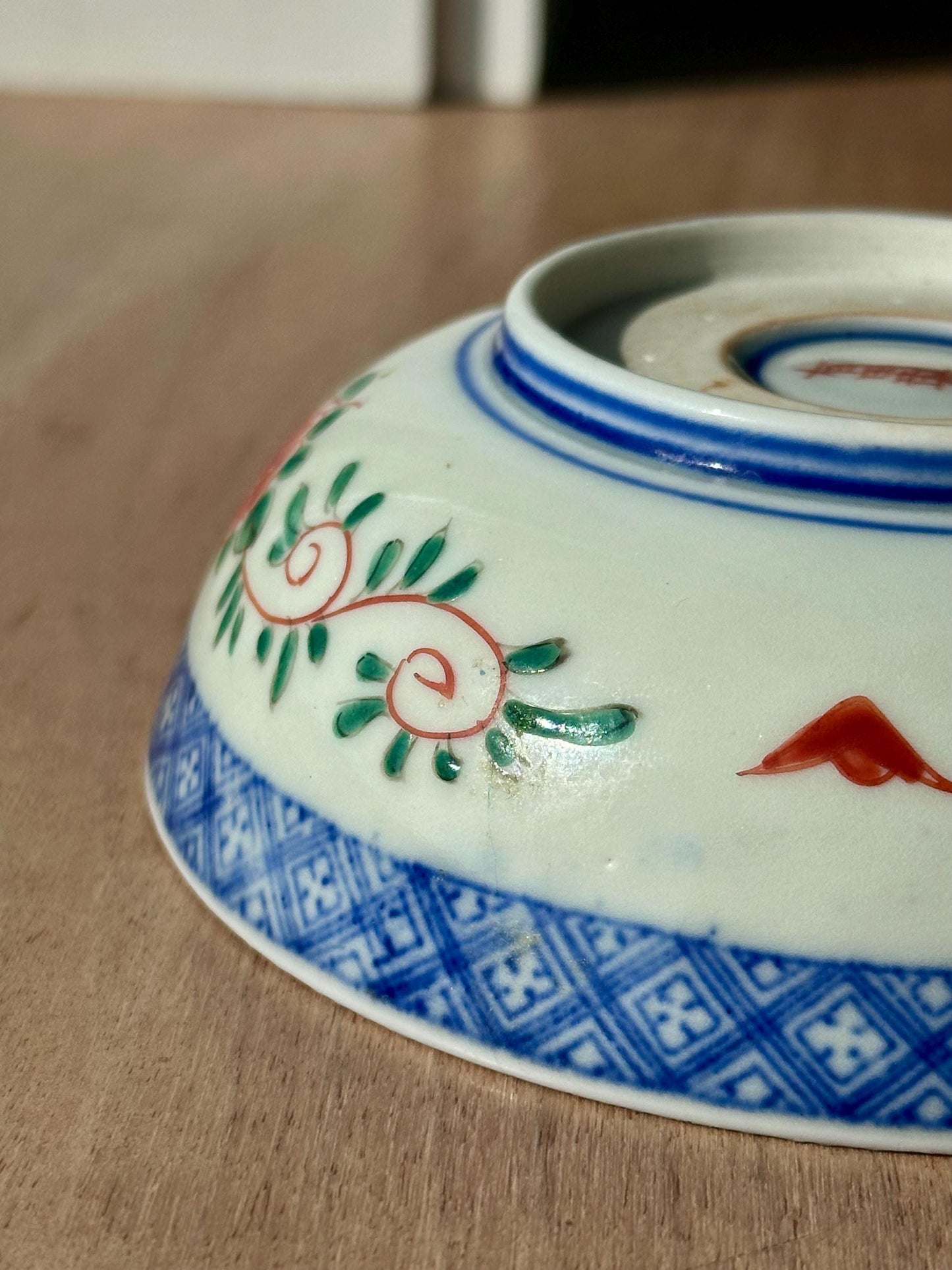 Antique Famille Rose Chinese Porcelain Bowl – Hand-Painted Gilt Floral & Figure Motifs