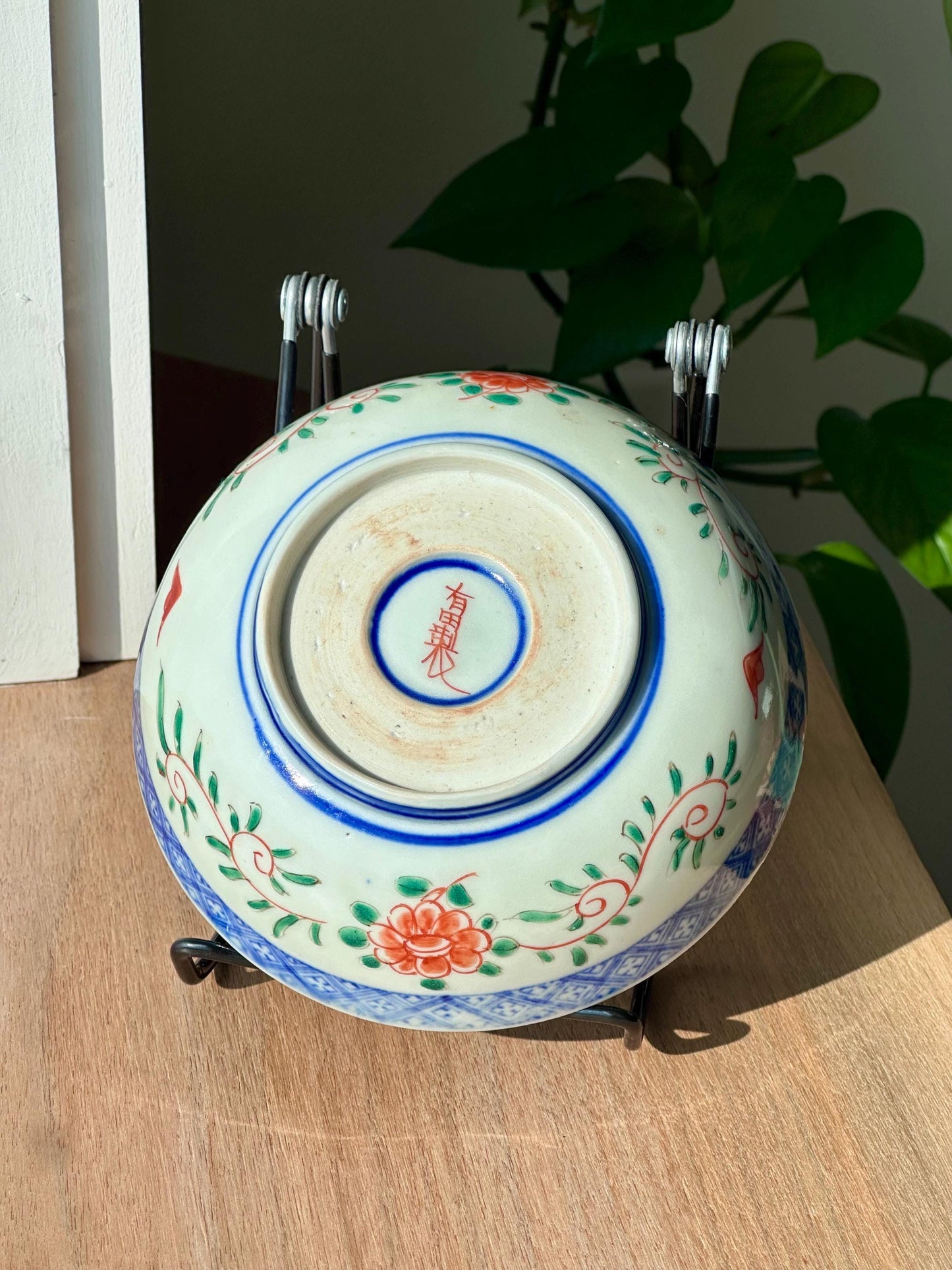 Antique Famille Rose Chinese Porcelain Bowl – Hand-Painted Gilt Floral & Figure Motifs
