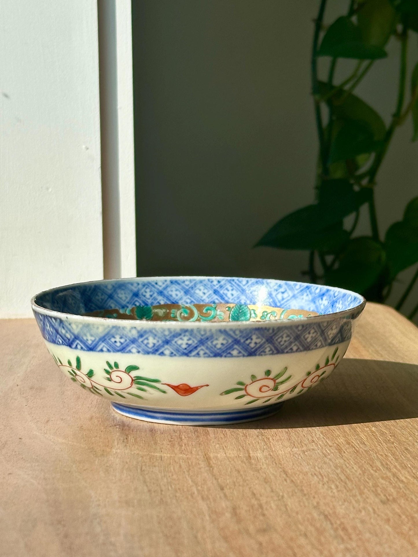 Antique Famille Rose Chinese Porcelain Bowl – Hand-Painted Gilt Floral & Figure Motifs