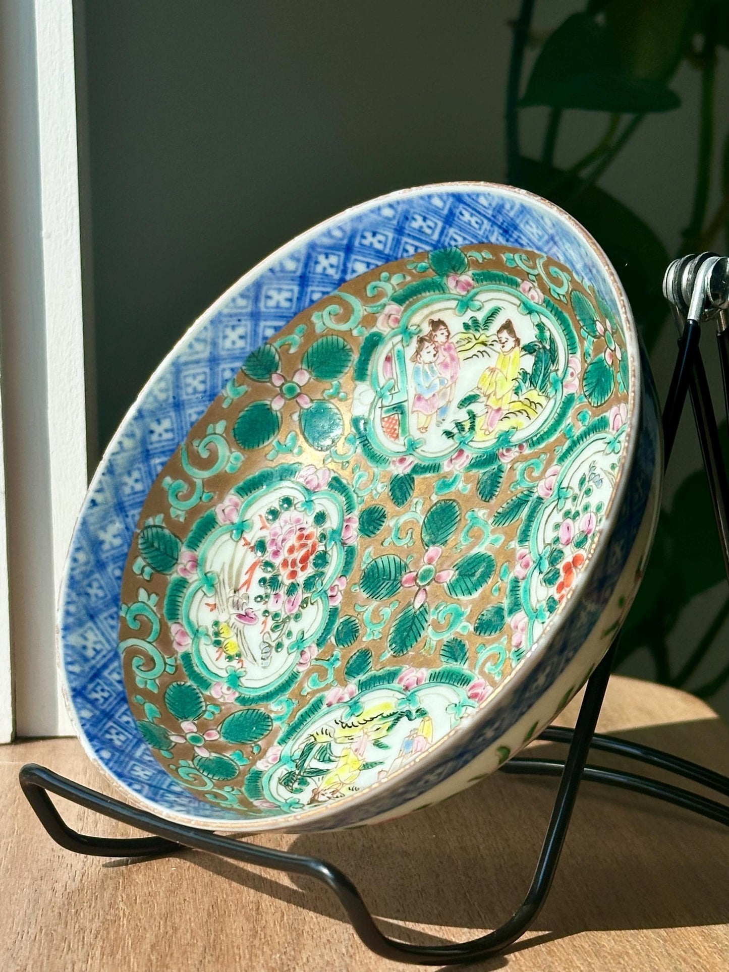 Antique Famille Rose Chinese Porcelain Bowl – Hand-Painted Gilt Floral & Figure Motifs