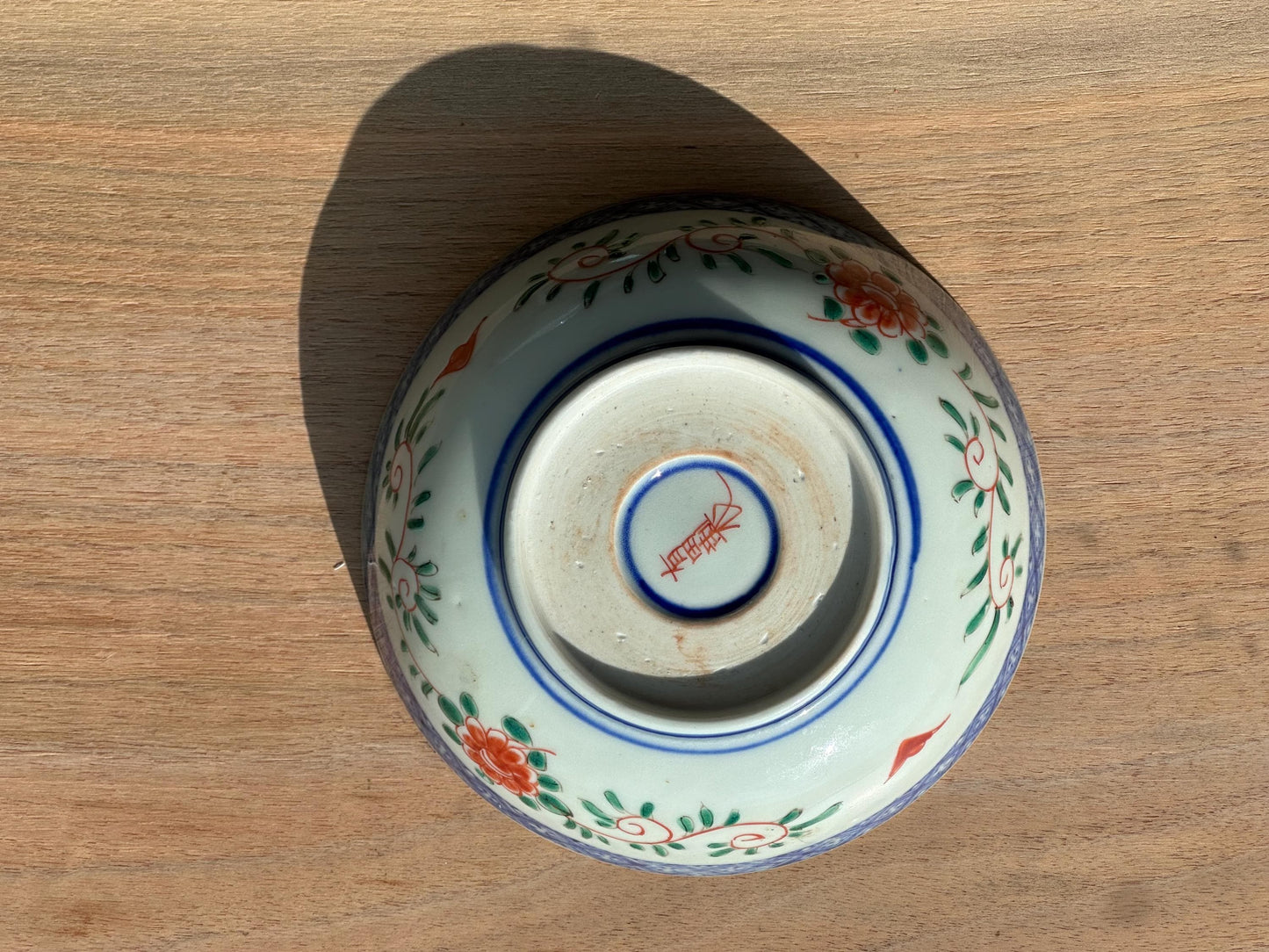 Antique Famille Rose Chinese Porcelain Bowl – Hand-Painted Gilt Floral & Figure Motifs