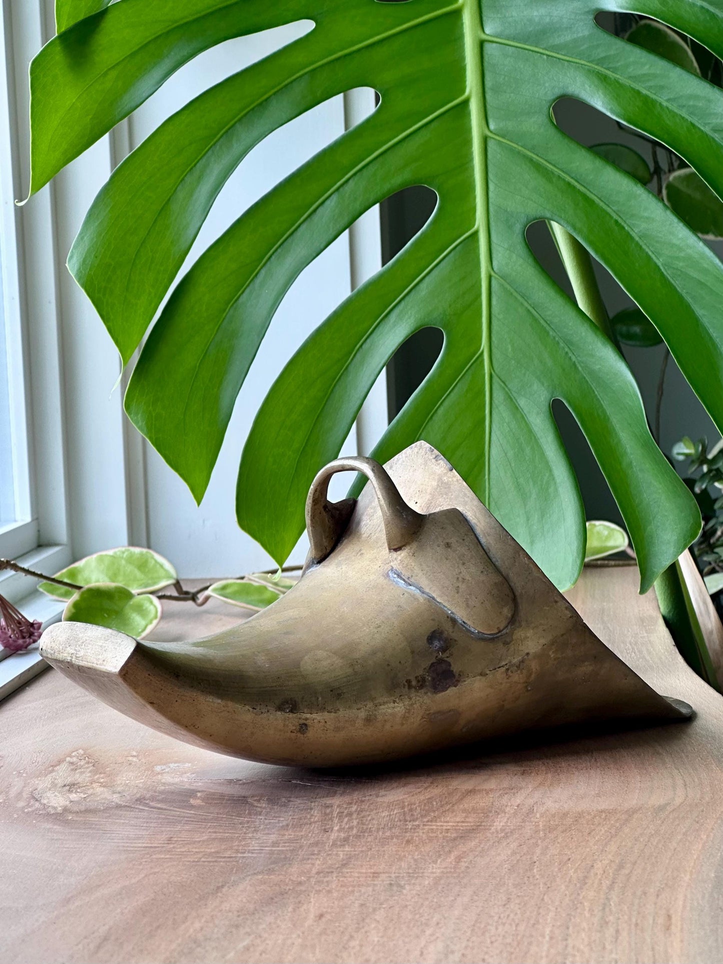 Antique Brass Conquistador Stirrup Wall Pocket – Sleek Polished Finish