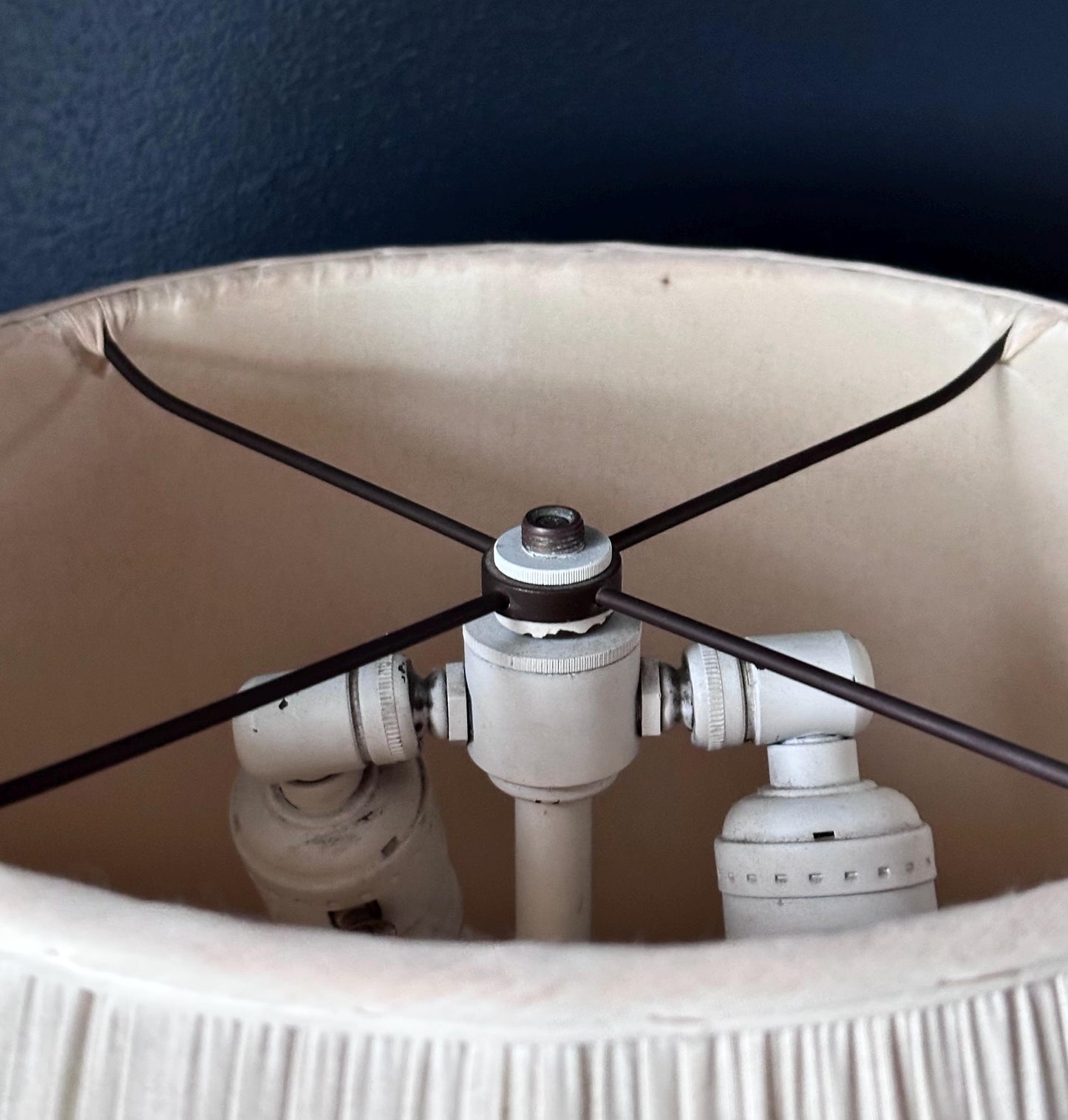 Vintage Swirl Ceramic Table Lamp with Pleated Shade – Mid-Century Modern Lighting