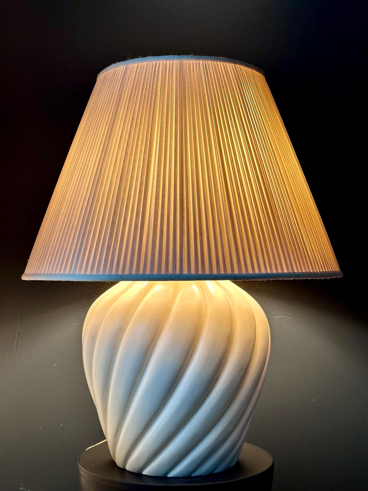 Vintage Swirl Ceramic Table Lamp with Pleated Shade – Mid-Century Modern Lighting
