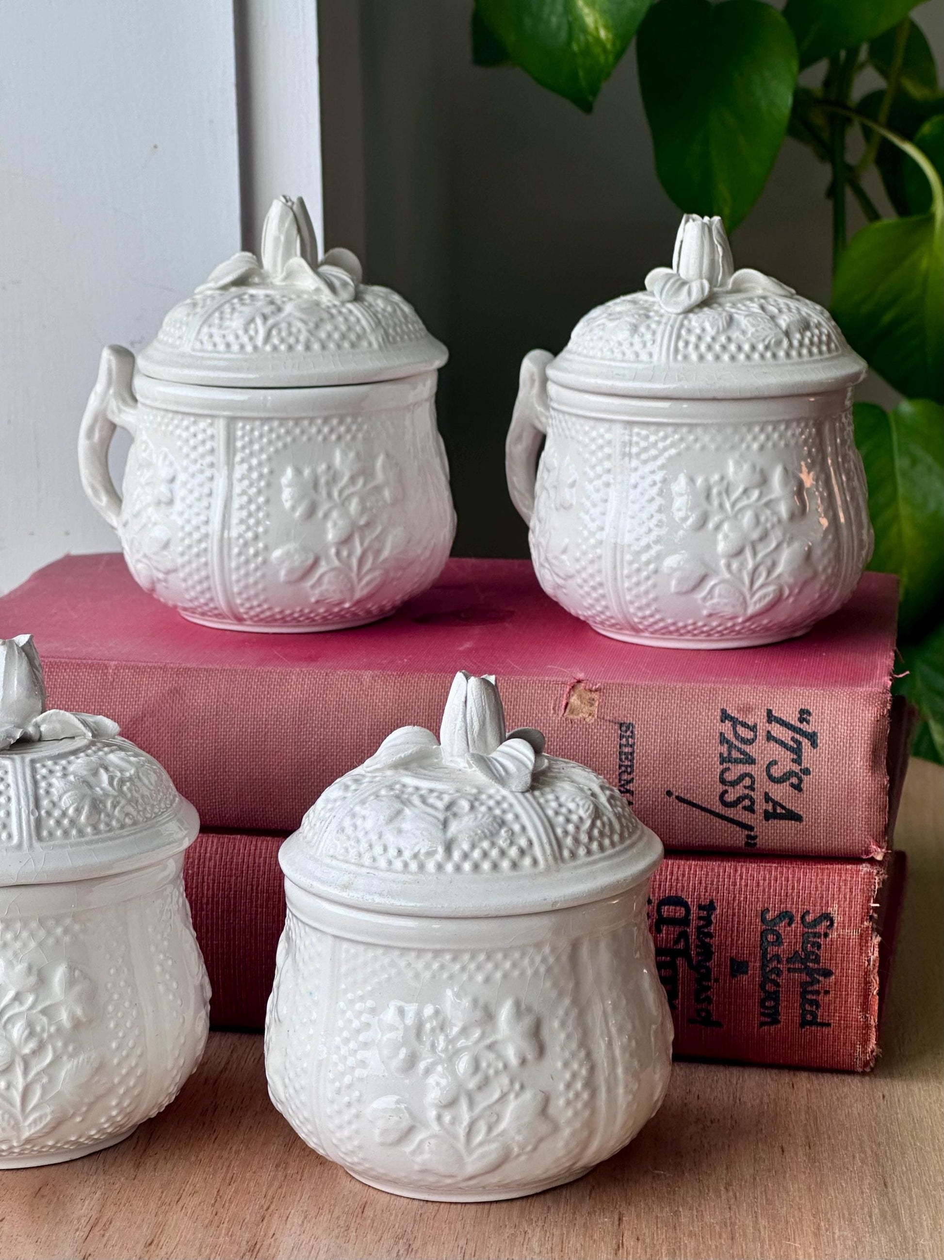 Set of 4 Mottahedeh White Ceramic Pots de Crème with Floral Relief – Made in Italy